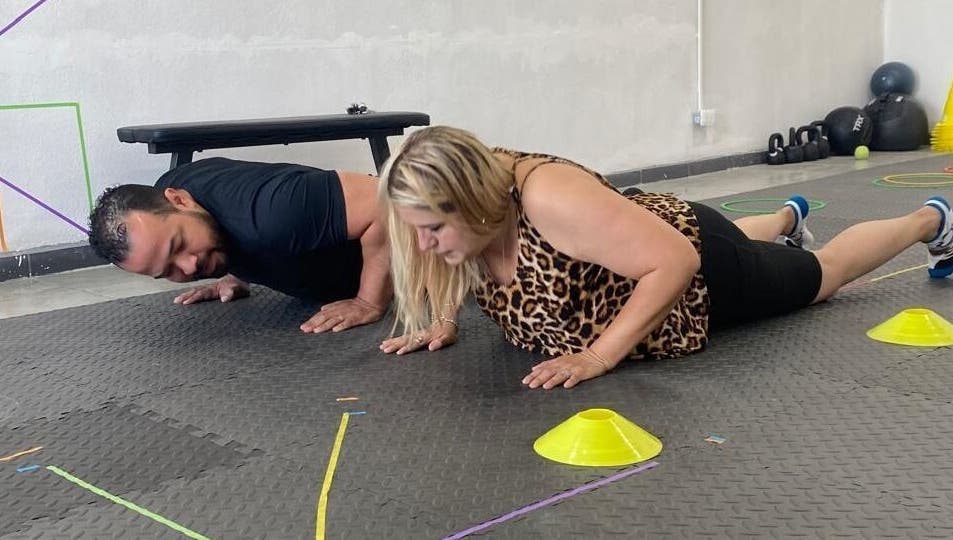 Personas practicando ejercicio en Fisiowell, Monterrey, Nuevo León, MX, dentro de un ambiente saludable.