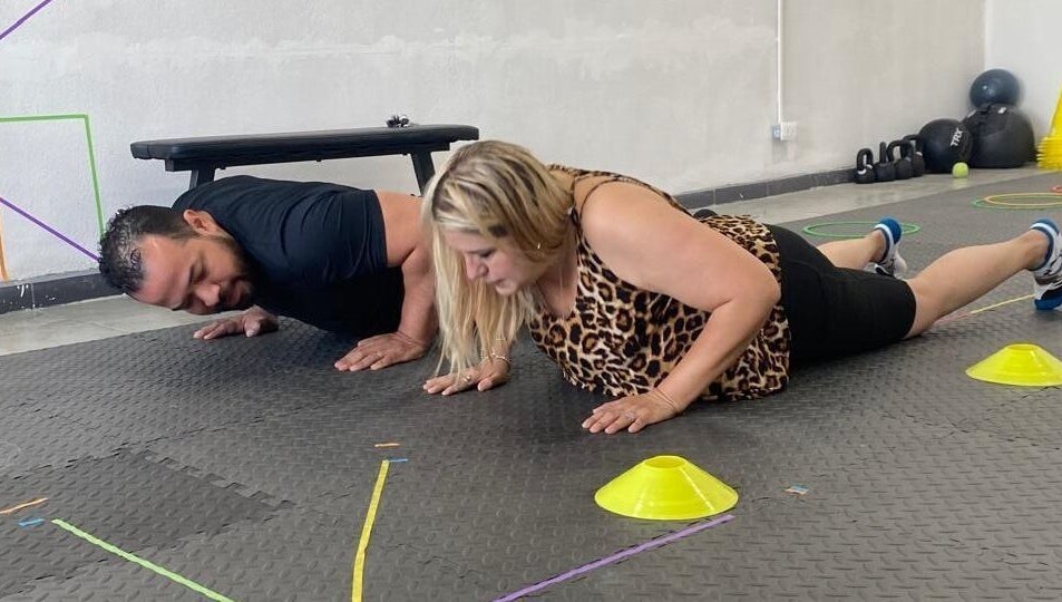 Personas practicando ejercicio en Fisiowell, Monterrey, Nuevo León, MX, dentro de un ambiente saludable.