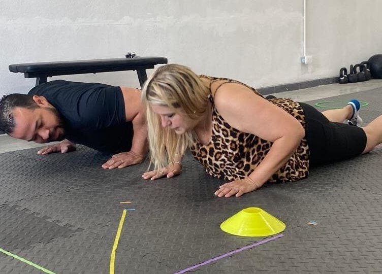 Personas practicando ejercicio en Fisiowell, Monterrey, Nuevo León, MX, dentro de un ambiente saludable.