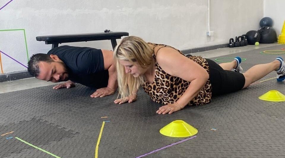 Personas practicando ejercicio en Fisiowell, Monterrey, Nuevo León, MX, dentro de un ambiente saludable.