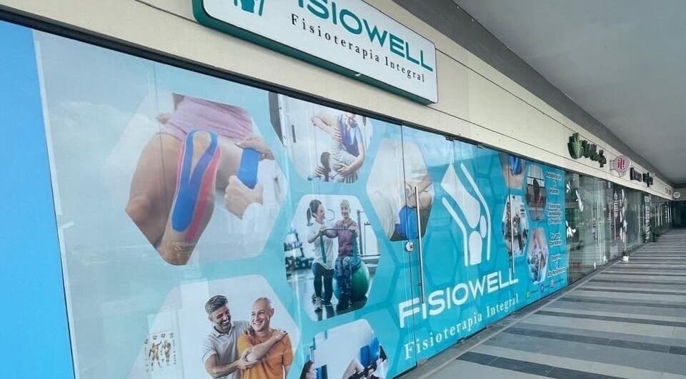 Fachada de Fisiowell en Monterrey, Nuevo León, MX, mostrando servicios de fisioterapia.