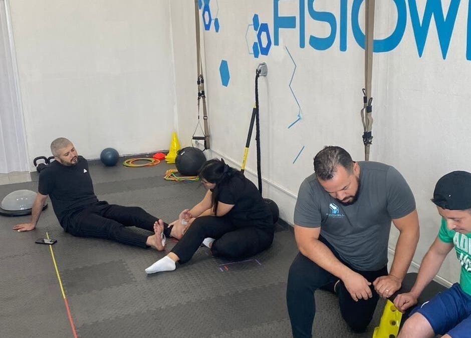 Clientes en terapia de fisioterapia en Fisiowell, Monterrey, Nuevo León, MX, mejorando su bienestar.