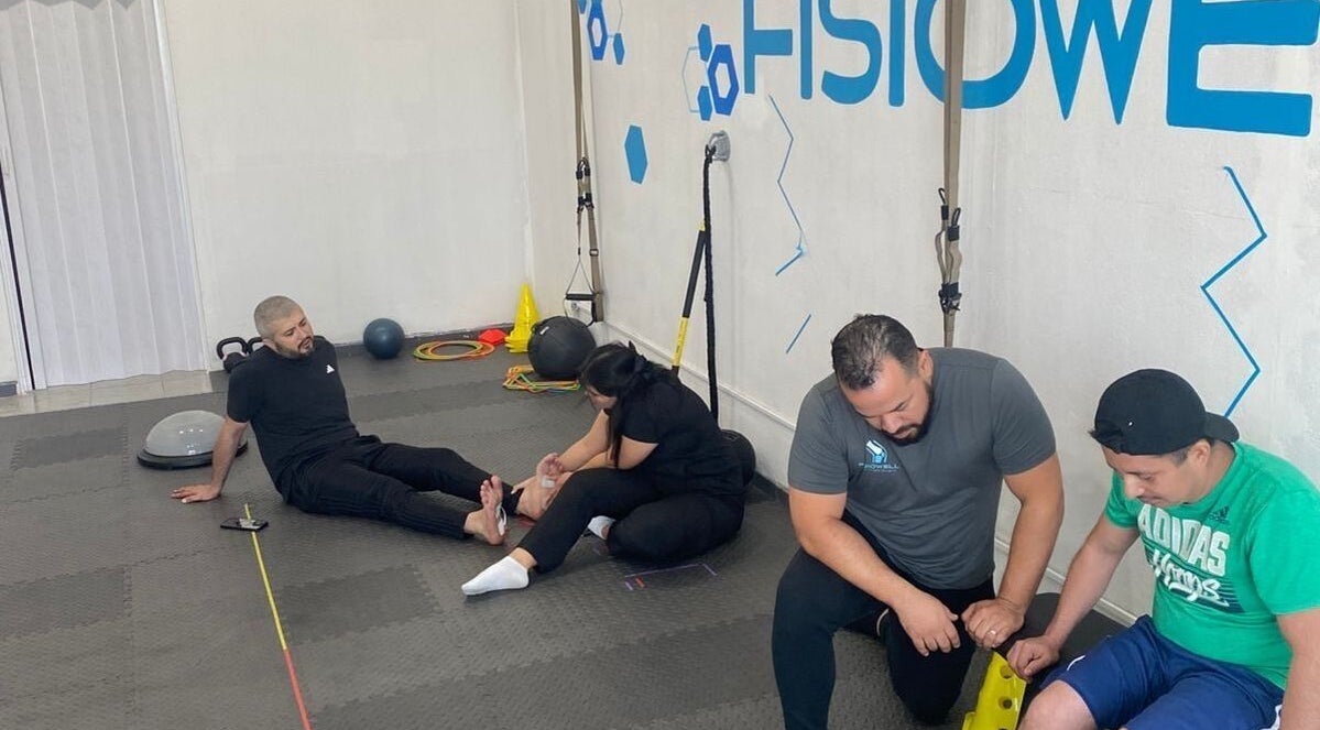 Clientes en terapia de fisioterapia en Fisiowell, Monterrey, Nuevo León, MX, mejorando su bienestar.