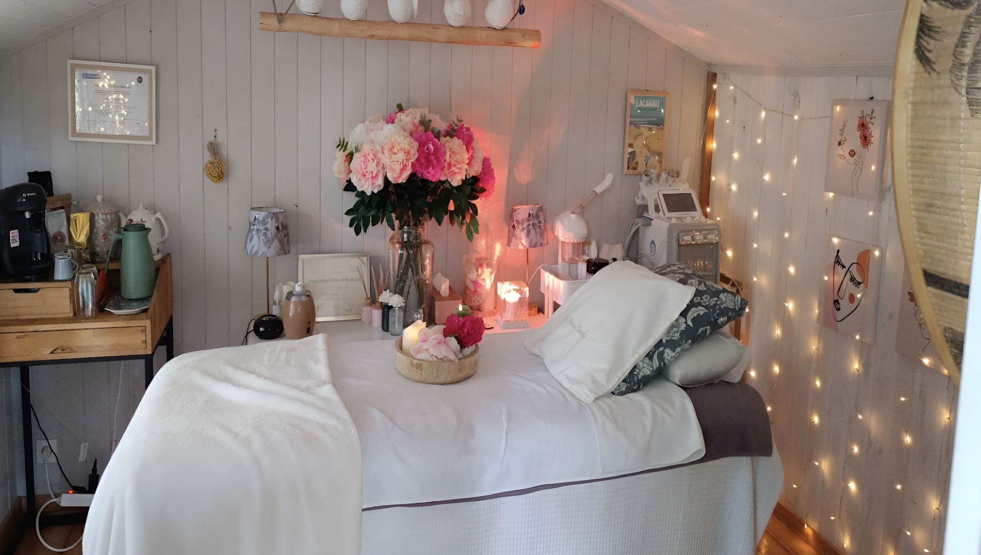 Salle de soins bien-être à Les Bois Verts, Lucmau, Nouvelle-Aquitaine, FR, avec décoration relaxante.
