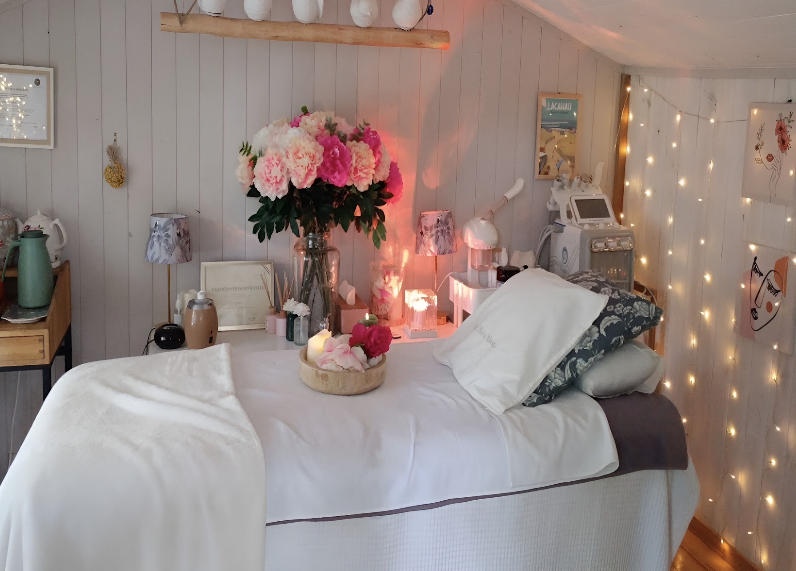 Salle de soins bien-être à Les Bois Verts, Lucmau, Nouvelle-Aquitaine, FR, avec décoration relaxante.