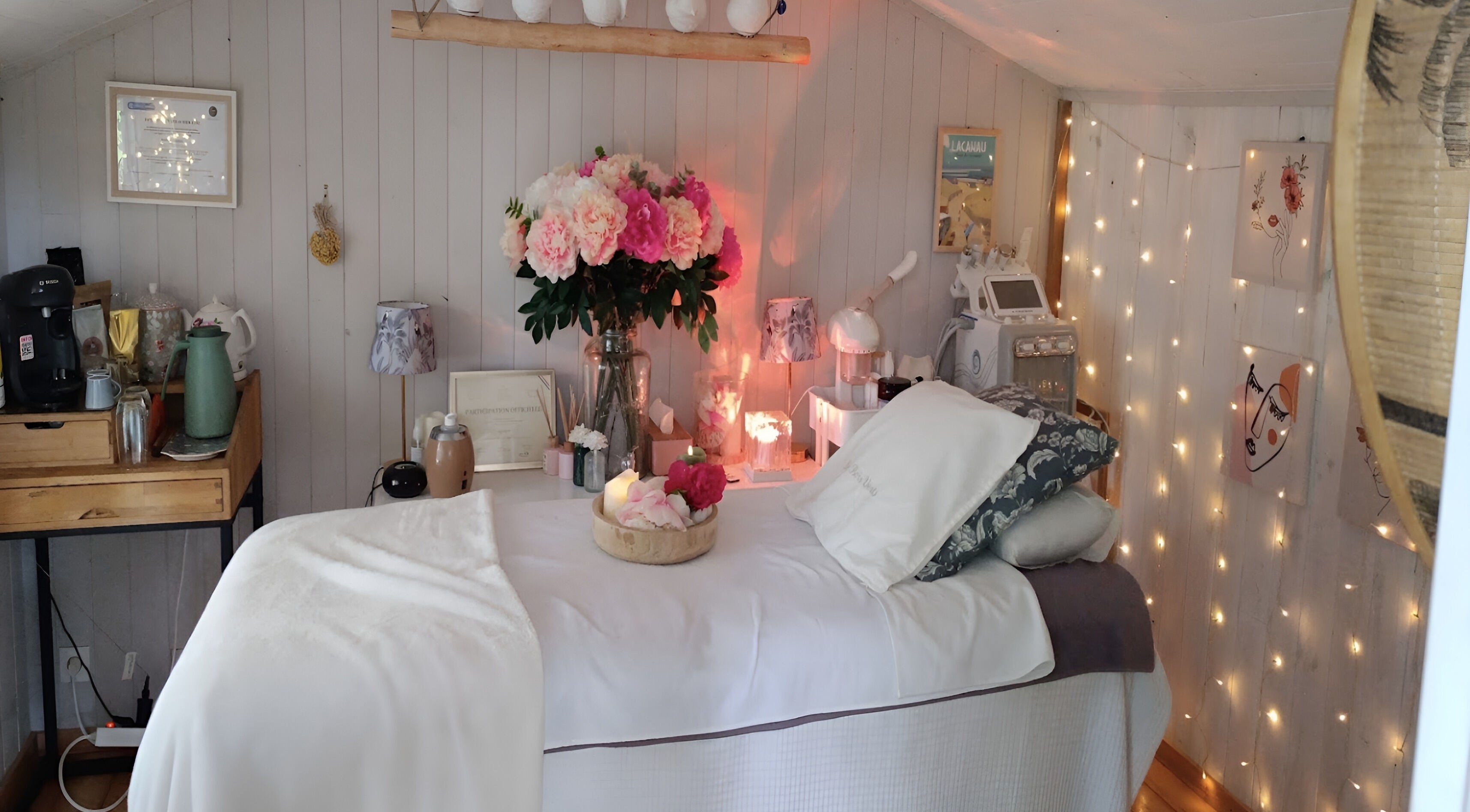 Salle de soins bien-être à Les Bois Verts, Lucmau, Nouvelle-Aquitaine, FR, avec décoration relaxante.