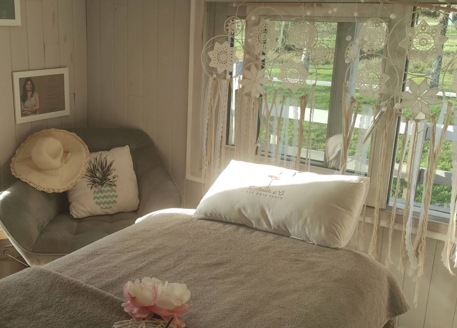 Salon chaleureux chez Les Bois Verts à Lucmau, Nouvelle-Aquitaine, FR, avec fauteuil et lit de soin.