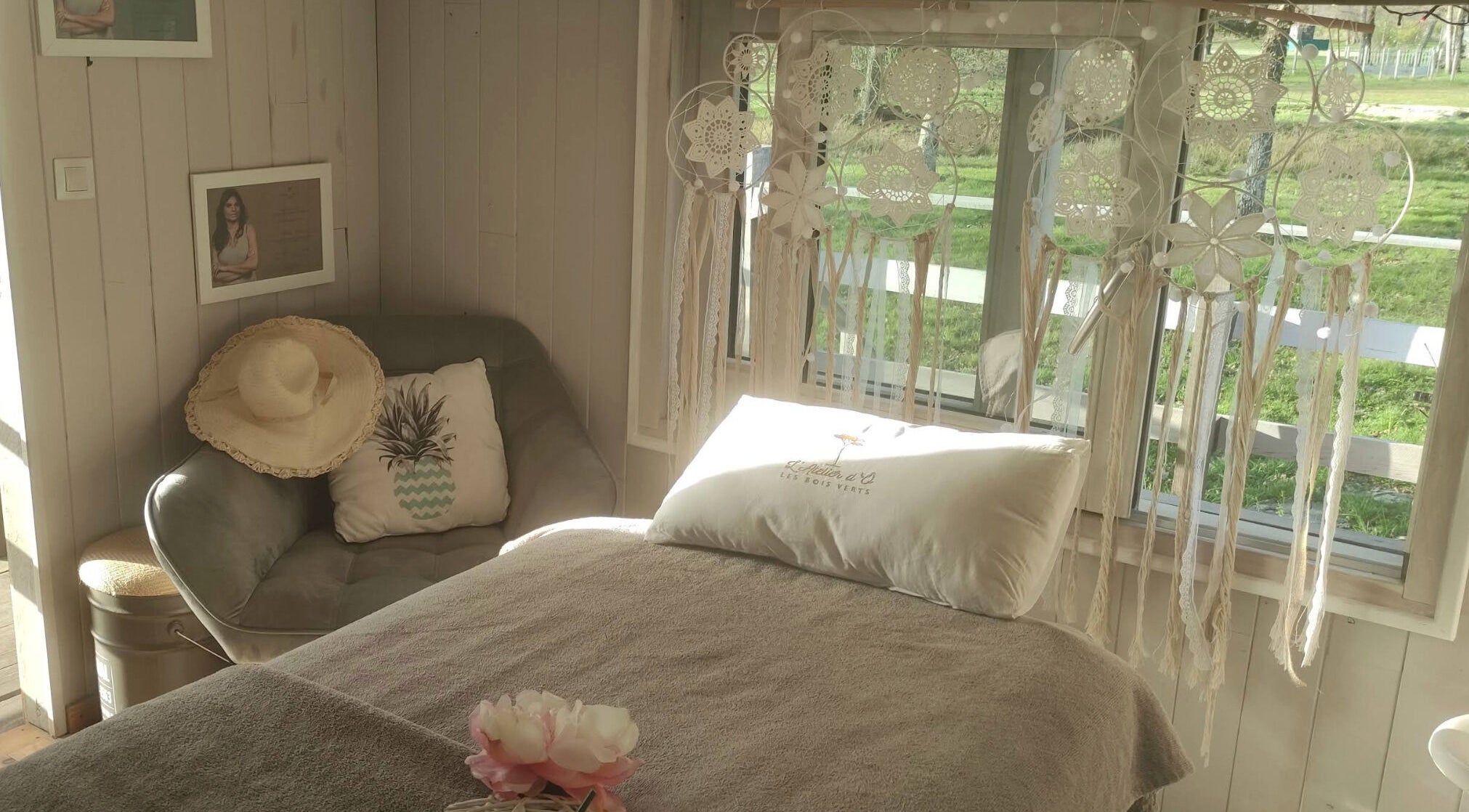 Salon chaleureux chez Les Bois Verts à Lucmau, Nouvelle-Aquitaine, FR, avec fauteuil et lit de soin.