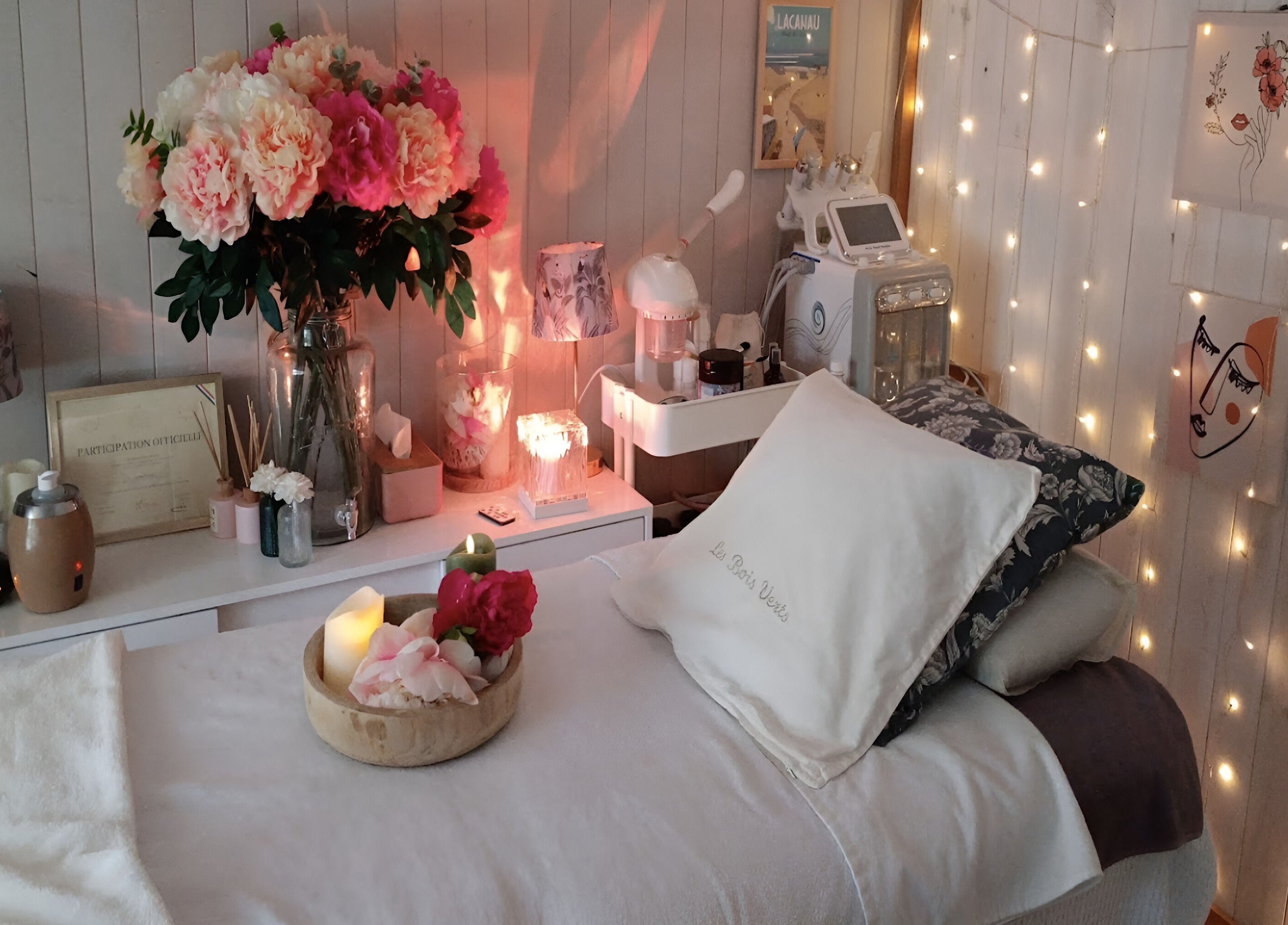 Salle de soins Les Bois Verts à Lucmau, Nouvelle-Aquitaine, avec ambiance relaxante et bougies.