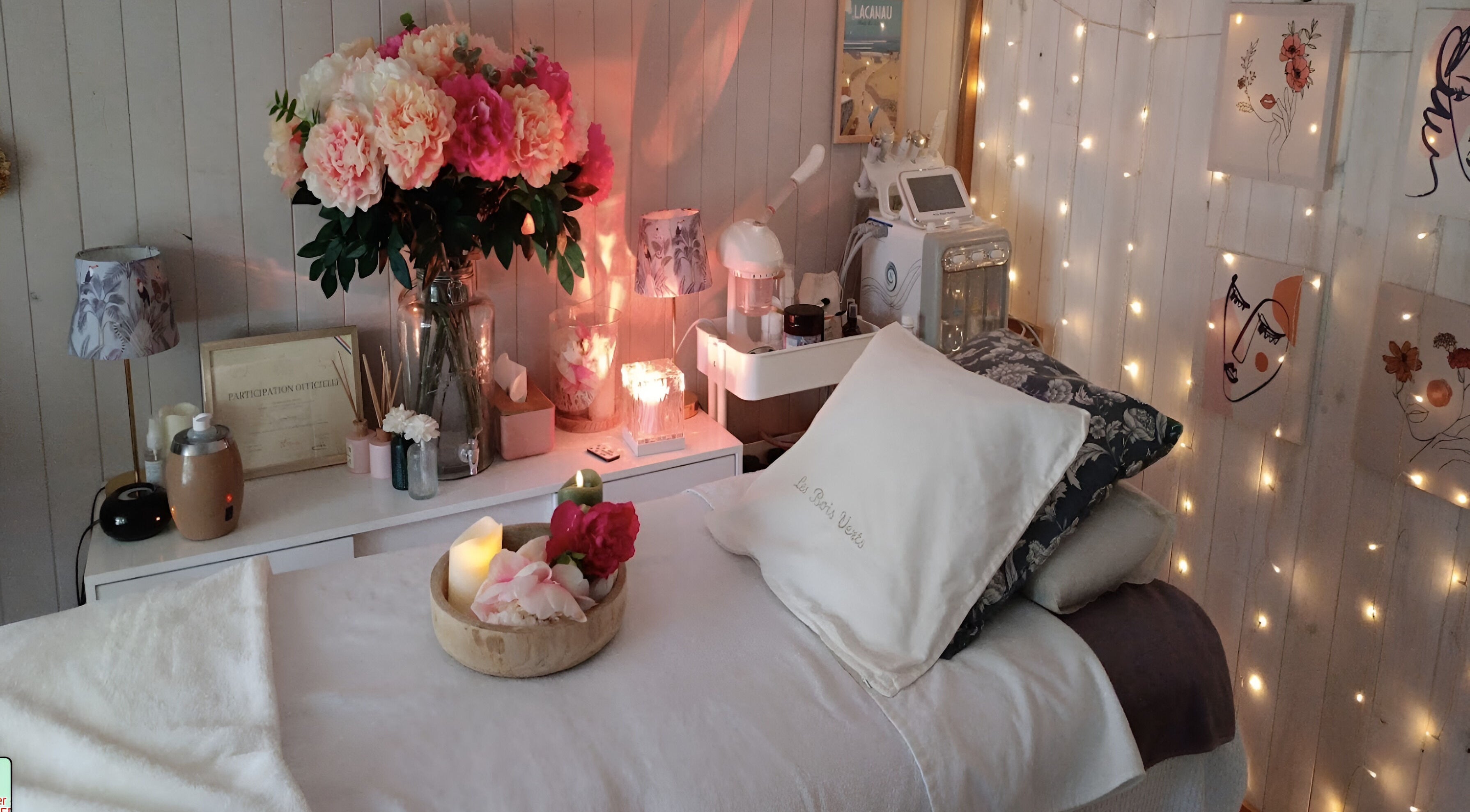 Salle de soins Les Bois Verts à Lucmau, Nouvelle-Aquitaine, avec ambiance relaxante et bougies.