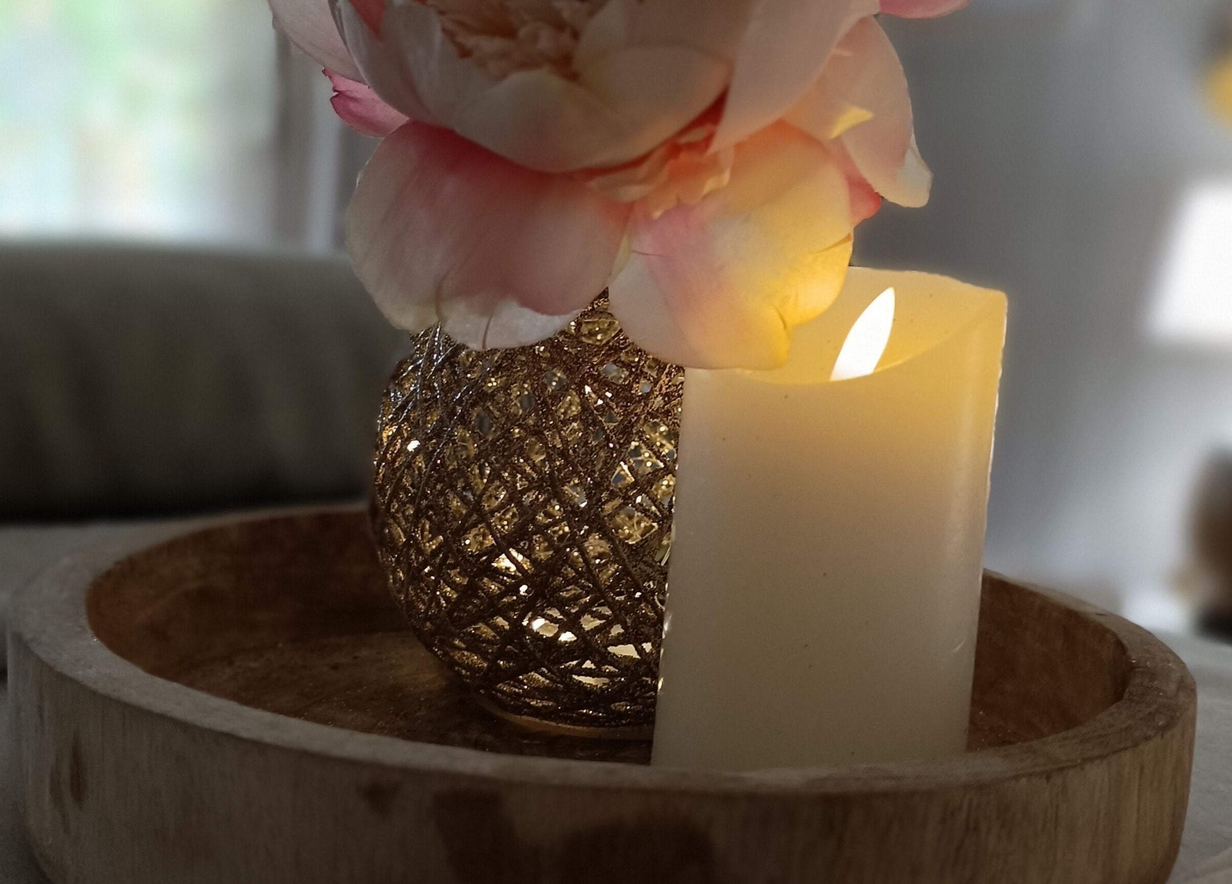 Décoration élégante avec une bougie allumée et une fleur chez Les Bois Verts, Lucmau, Nouvelle-Aquitaine, FR.