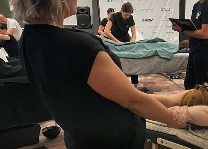 Séance de massage chez Les Bois Verts à Lucmau, Nouvelle-Aquitaine, avec des praticiens concentrés.