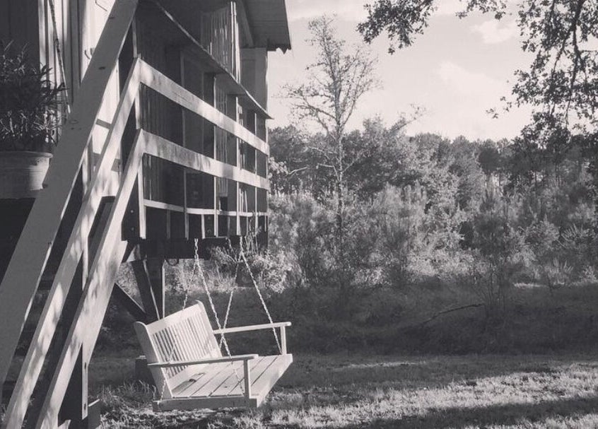 Jardin paisible chez Les Bois Verts, Lucmau, Nouvelle-aquitaine, FR avec balançoire en vue.