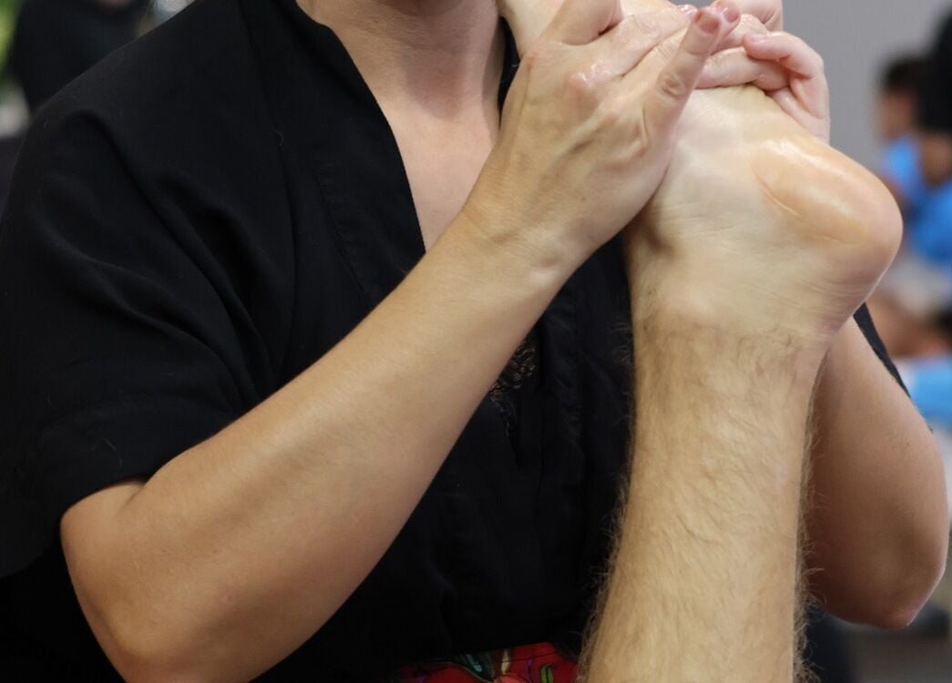 Massage des pieds à Les Bois Verts, Lucmau, Nouvelle-Aquitaine, FR. Soin bien-être et relaxation profonde.