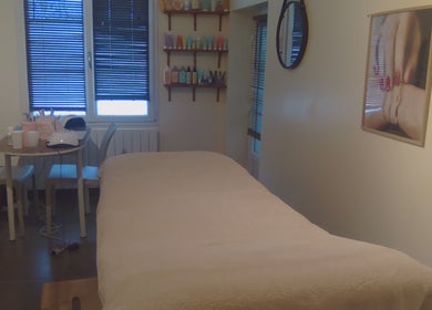 Salle de soins relaxante chez La Douce'heure Esthétique à Nouzilly, Centre-val De Loire, FR.