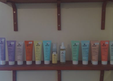 Produits beauté sur étagère à La Douce'heure Esthétique, Nouzilly, Centre-val De Loire, FR.