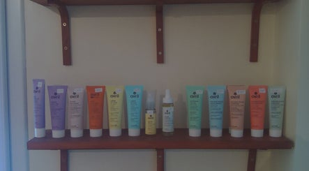 Produits beauté sur étagère à La Douce'heure Esthétique, Nouzilly, Centre-val De Loire, FR.