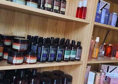 Productos de belleza en Javier González Muah Almeria, Almería, Andalucía, ES en estantería de madera.