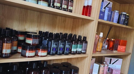 Productos de belleza en Javier González Muah Almeria, Almería, Andalucía, ES en estantería de madera.