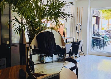 Interior de Javier González Muah Almeria con espejo redondo y planta, situado en Almería, Andalucía, ES.