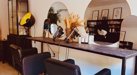 Sala de belleza moderna en Javier González Muah Almeria, Almería, Andalucía, ES, con espejos y productos.