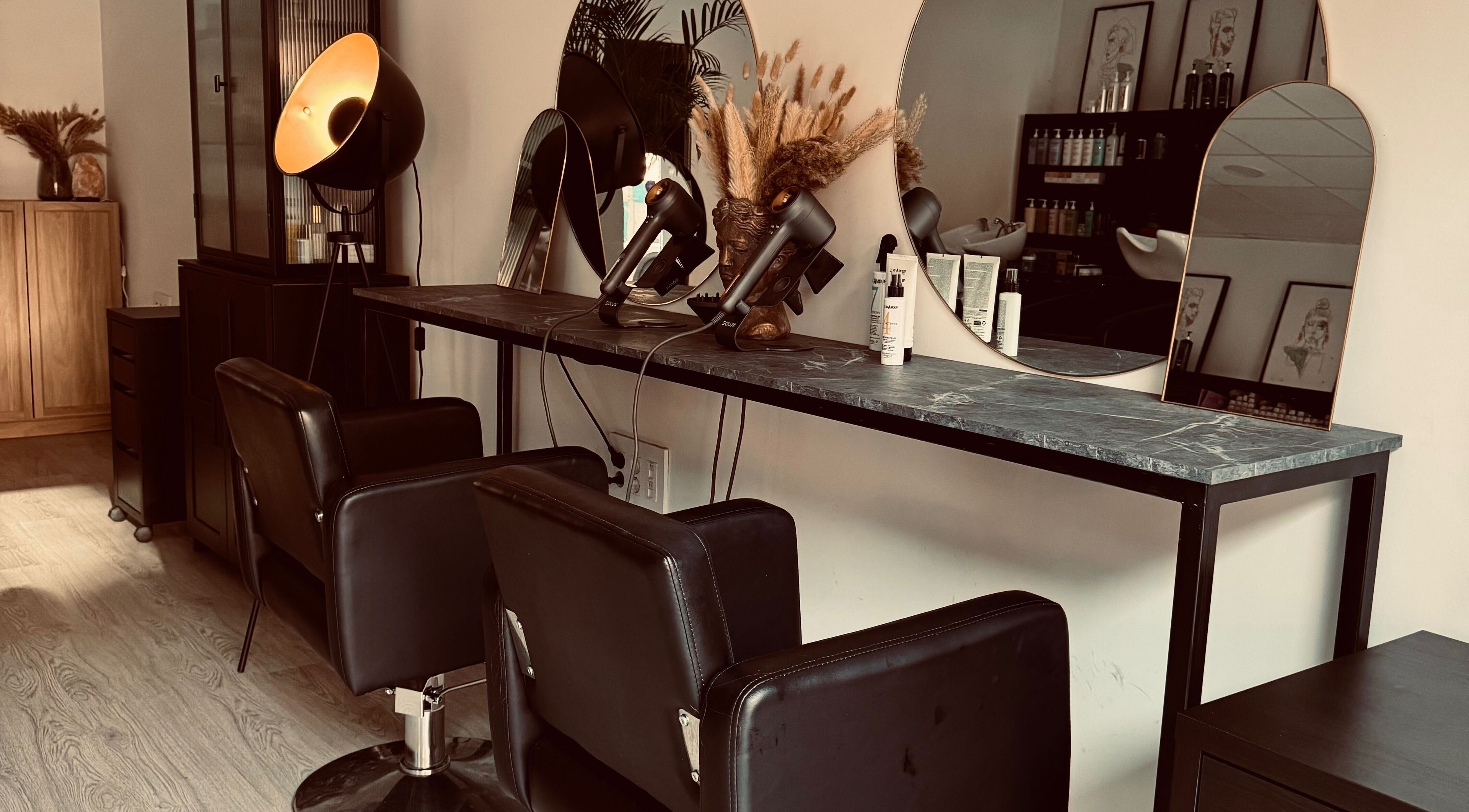 Estación de peluquería moderna en Javier González Muah Almeria, ubicada en Almería, Andalucía, ES.