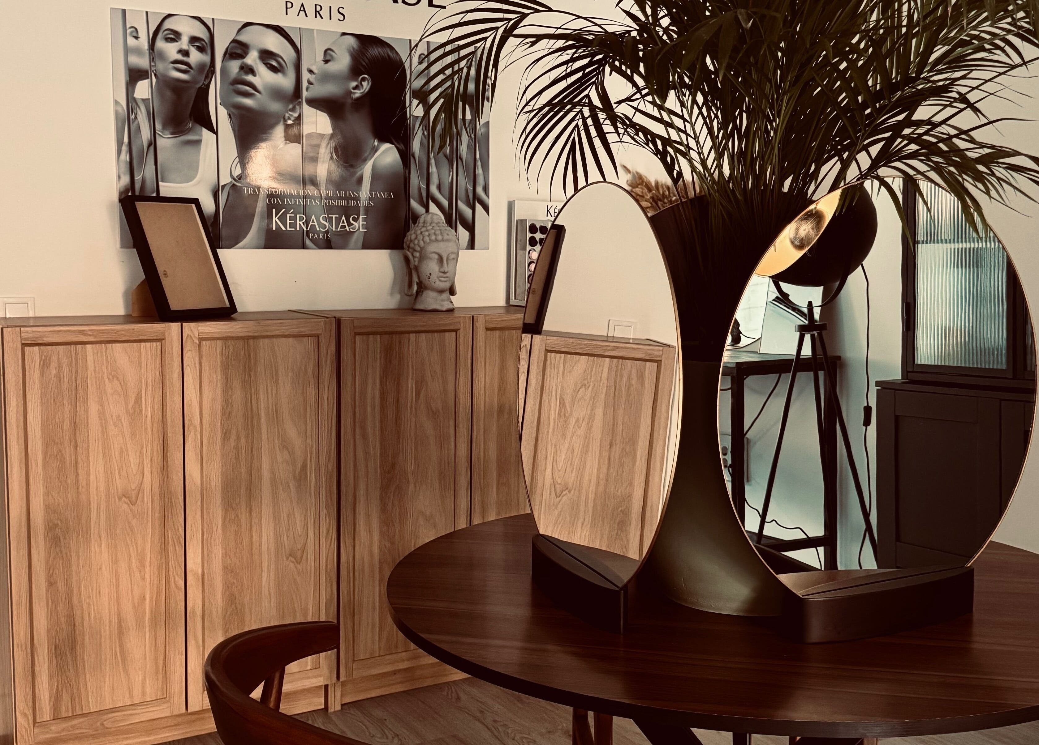 Interior sofisticado con muebles de madera en Javier González Muah Almería, Almería, Andalucía, ES.