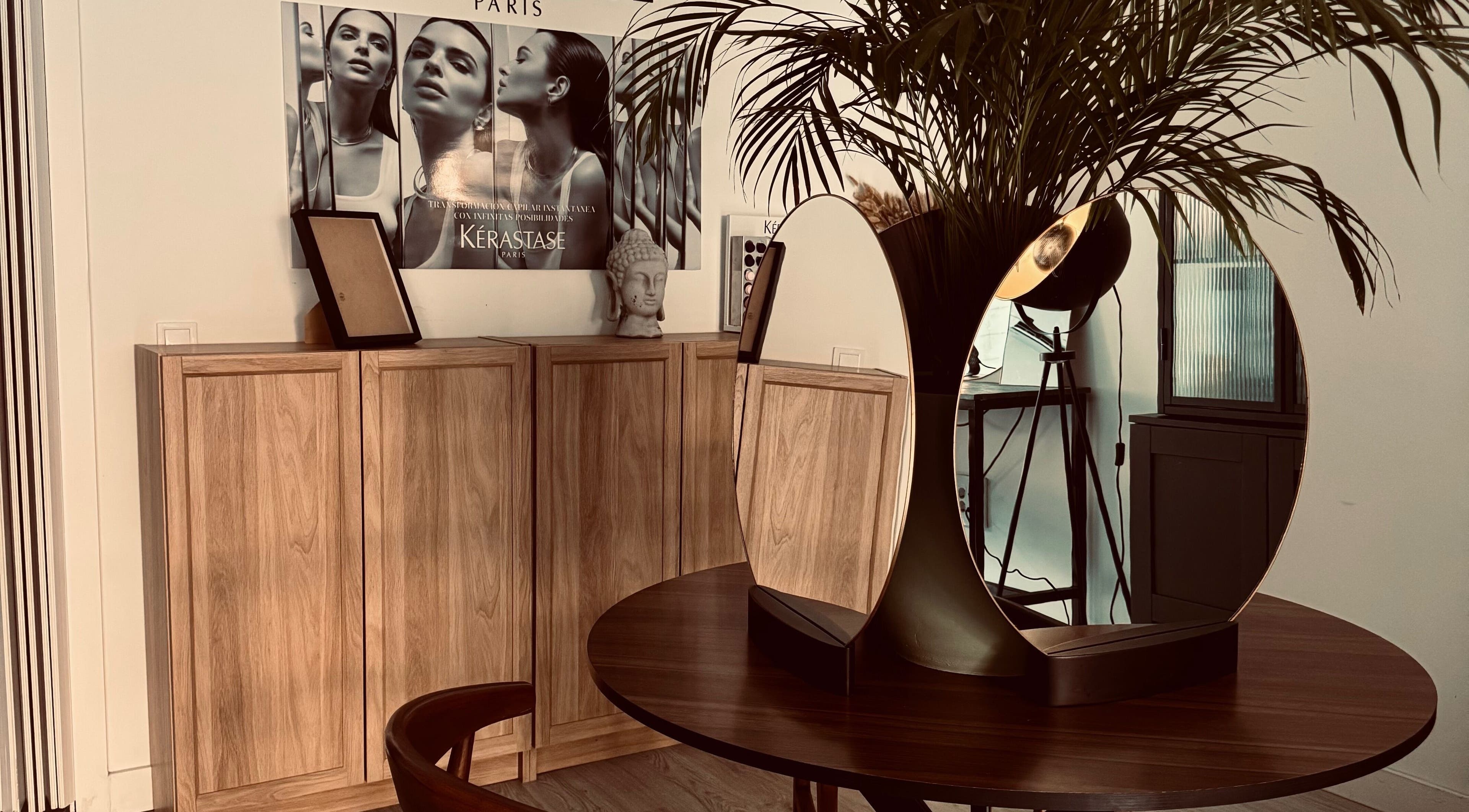 Interior sofisticado con muebles de madera en Javier González Muah Almería, Almería, Andalucía, ES.