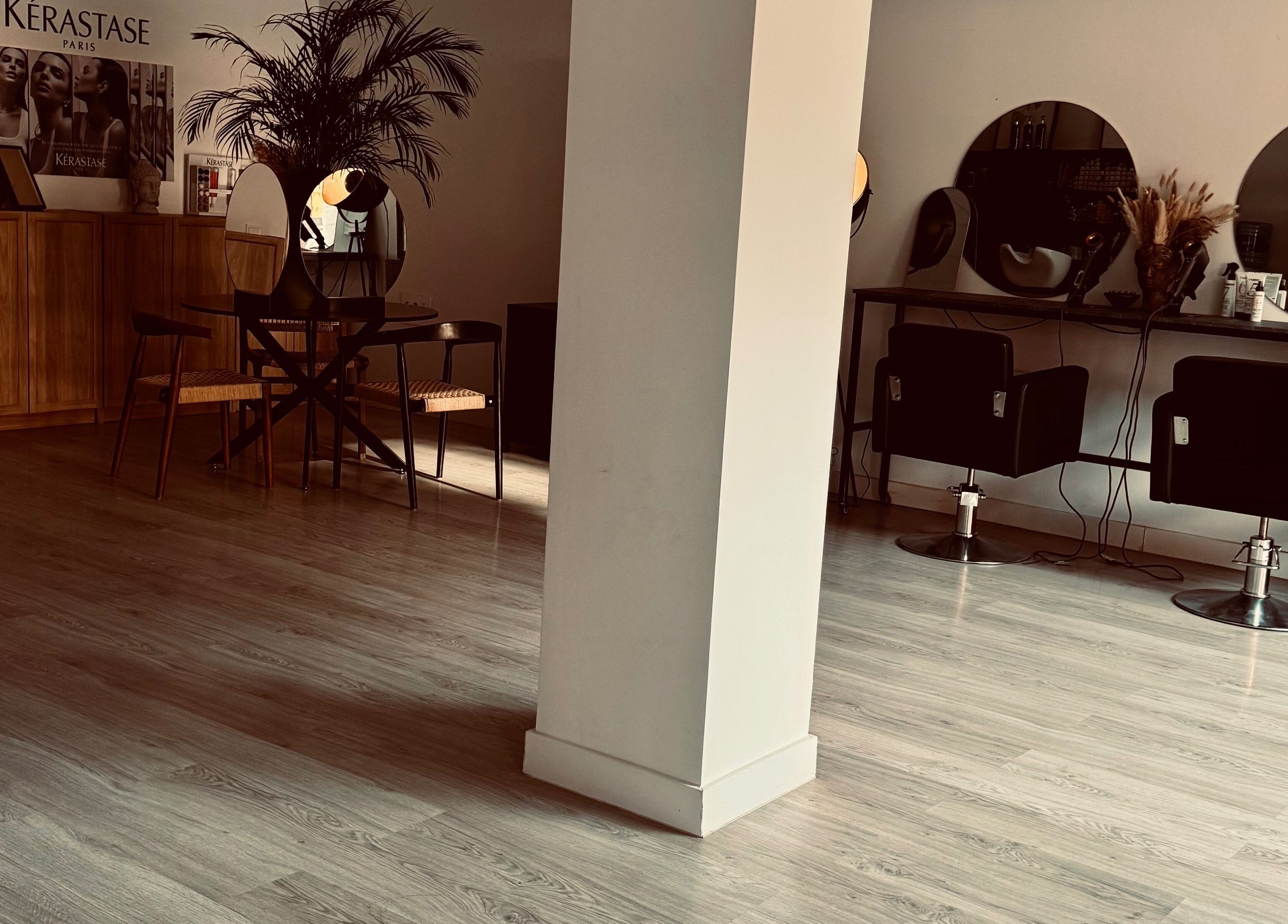 Interior sofisticado de Javier González Muah Almeria en Almería, Andalucía, ES con decoraciones elegantes.