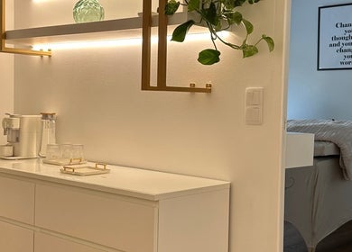 Canto relaxante no MUSE, São Domingos De Rana, Lisboa, PT com bancada e planta decorativa.