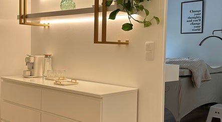 Canto relaxante no MUSE, São Domingos De Rana, Lisboa, PT com bancada e planta decorativa.