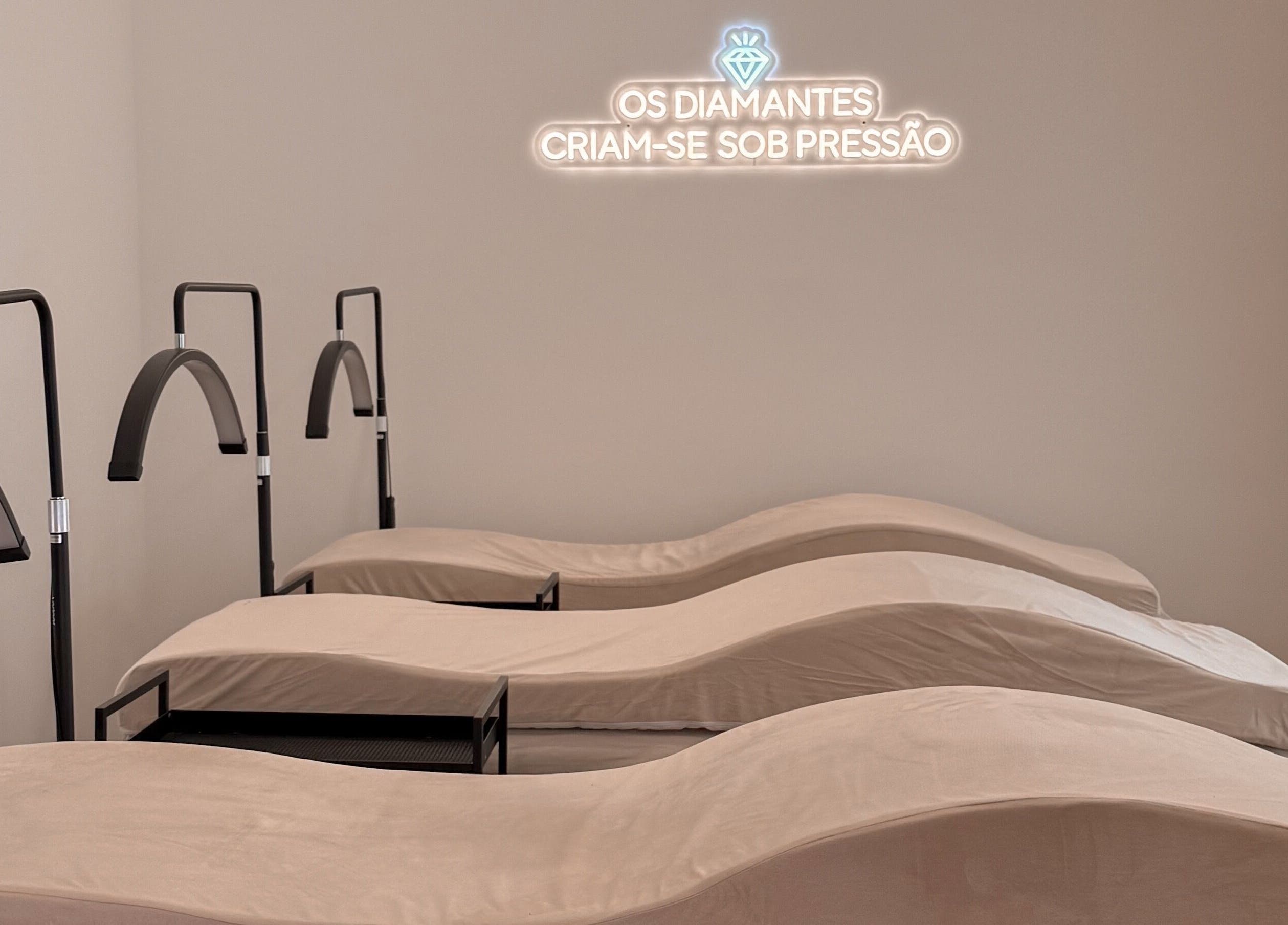 Sala de relaxamento no MUSE, São Domingos De Rana, Lisboa, PT com camas confortáveis sob luz suave.