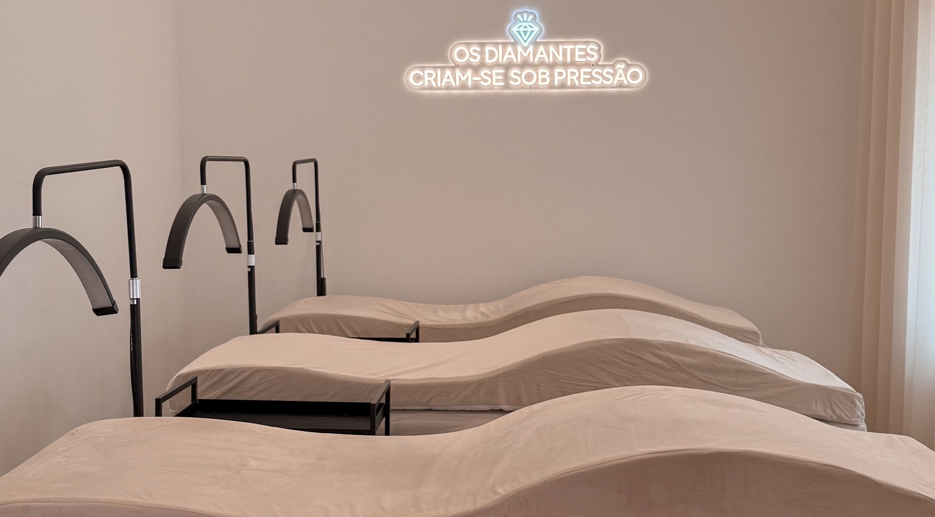 Sala de relaxamento no MUSE, São Domingos De Rana, Lisboa, PT com camas confortáveis sob luz suave.