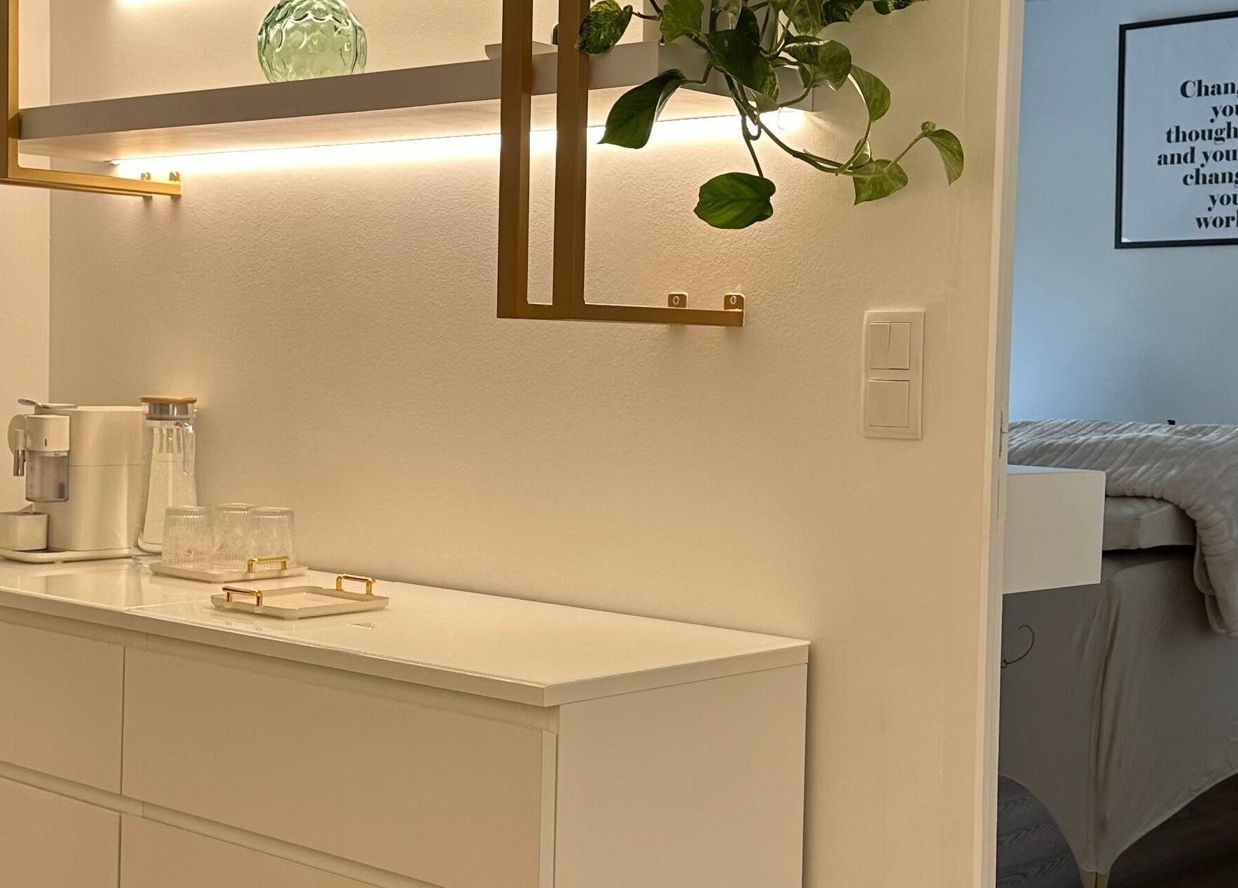 Espaço sereno do MUSE, São Domingos De Rana, Lisboa, PT, com mesa de café elegante.