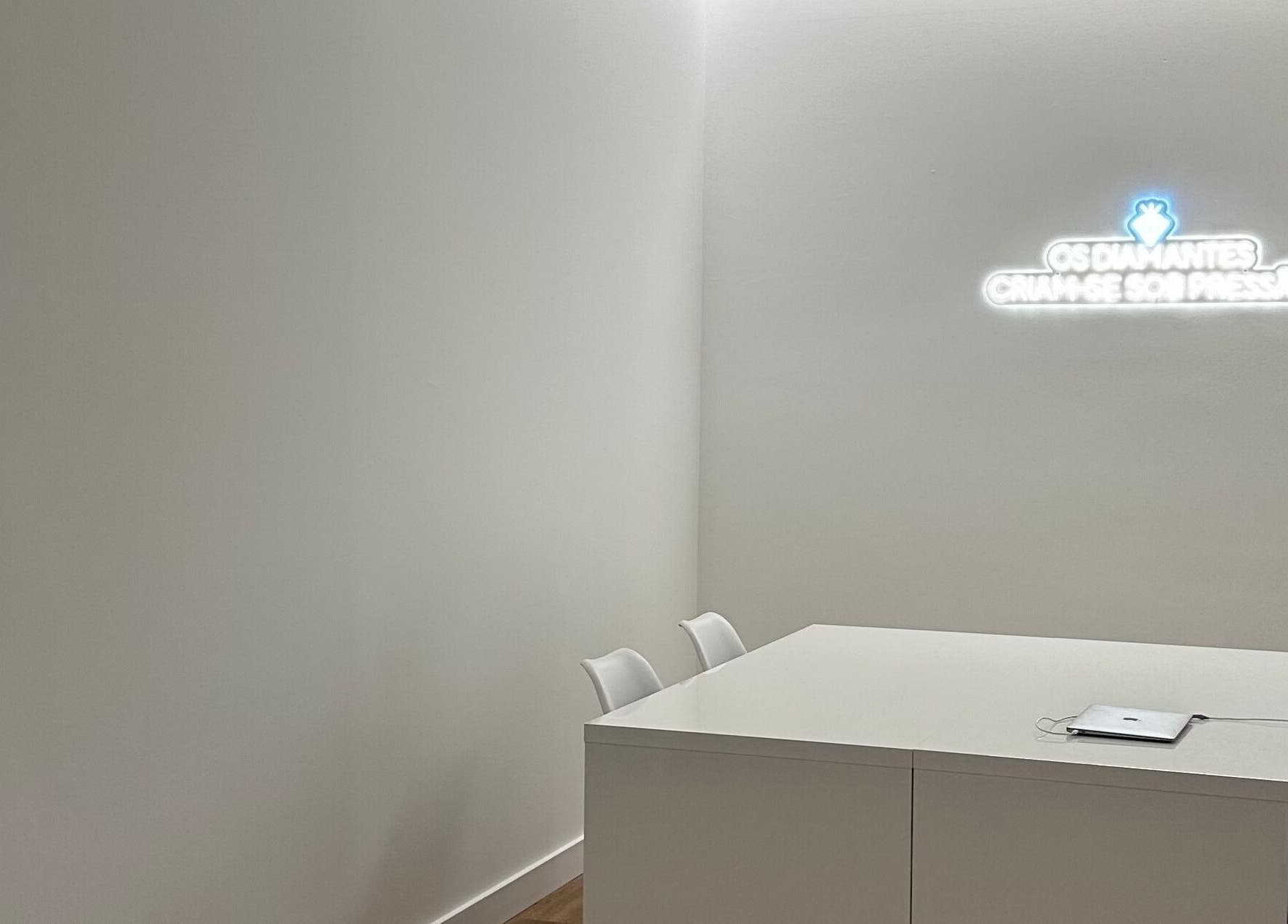 Sala minimalista em MUSE, São Domingos De Rana, Lisboa, PT, com mesa branca e cadeiras elegantes.