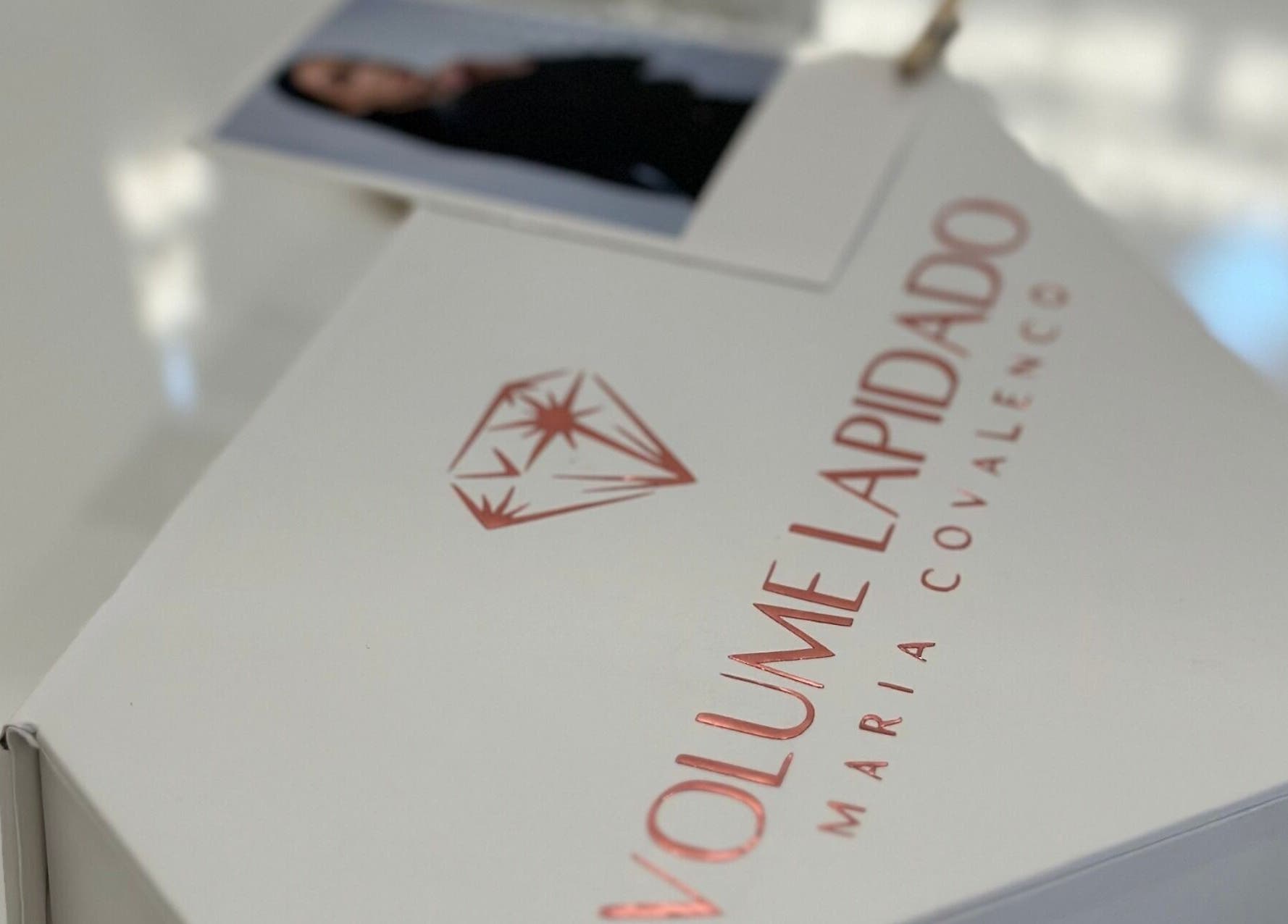 Detalhe de logotipo em pastas de beleza em MUSE, São Domingos De Rana, Lisboa, PT.