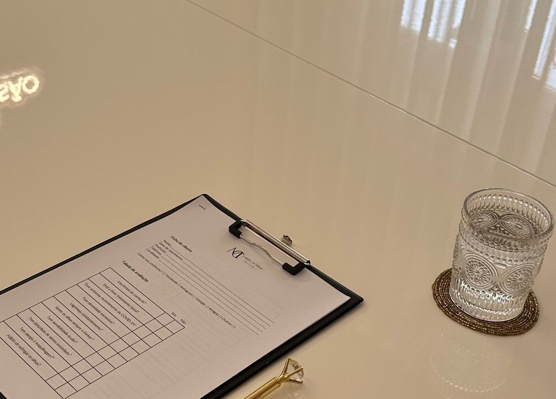 Mesa com copo de água e bloco de notas no MUSE, São Domingos De Rana, Lisboa, PT.