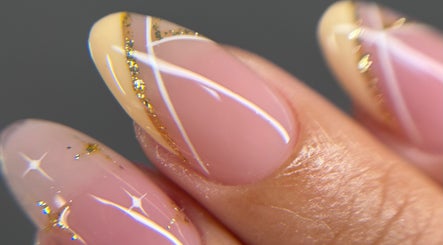 Stylish gold accented nails at dayanailscuracao, Willemstad, Curaçao, CW showcasing intricate nail art.