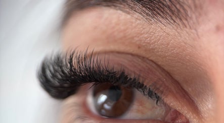 Extension de cils à LM BeautyAcademie, Boncourt, Grand Est, FR. Gros plan sur des cils volumineux et soignés.