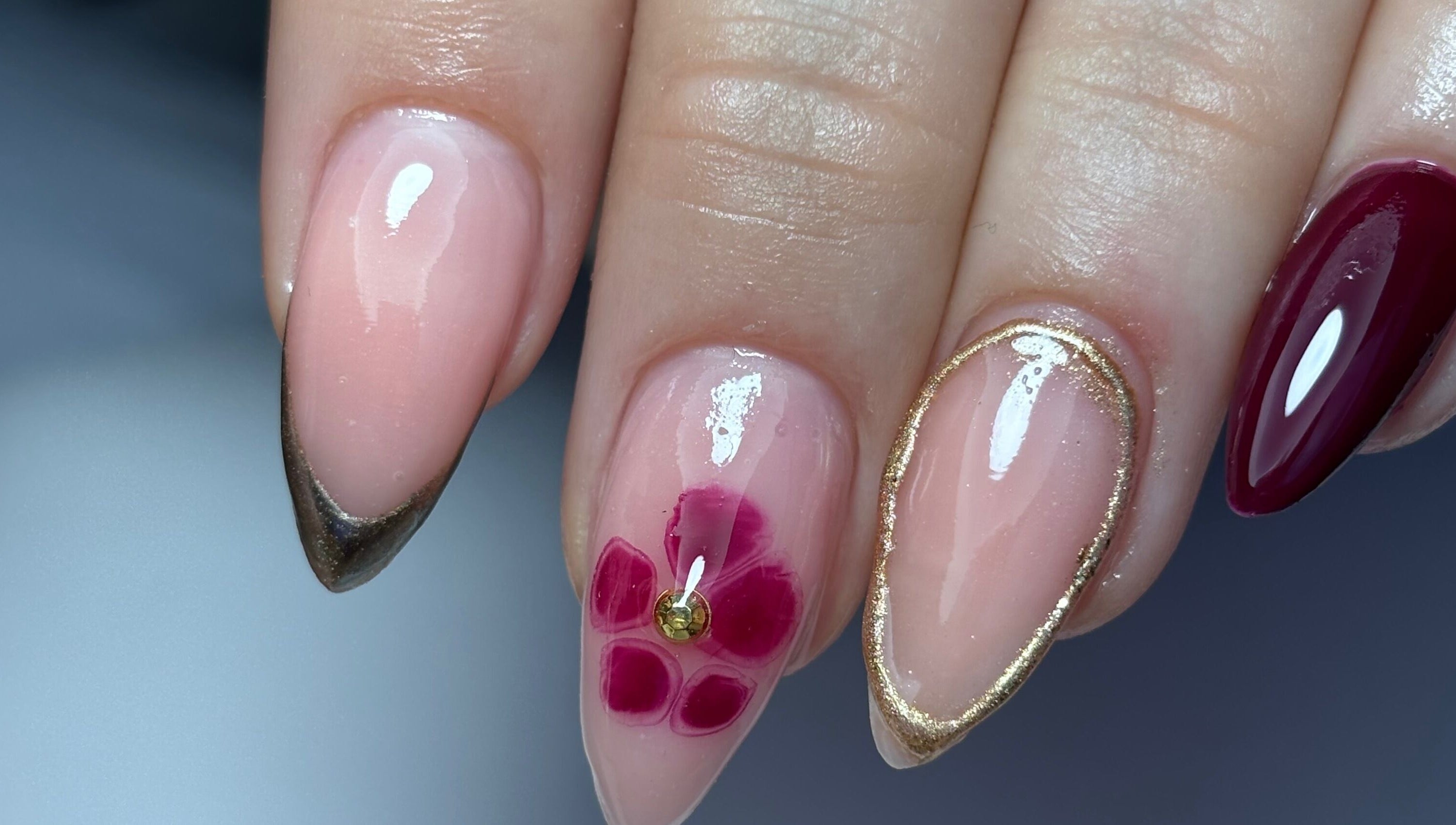 Manucure artistique chez LM BeautyAcademie à Boncourt, Grand Est, FR, avec motifs floraux et accents dorés.