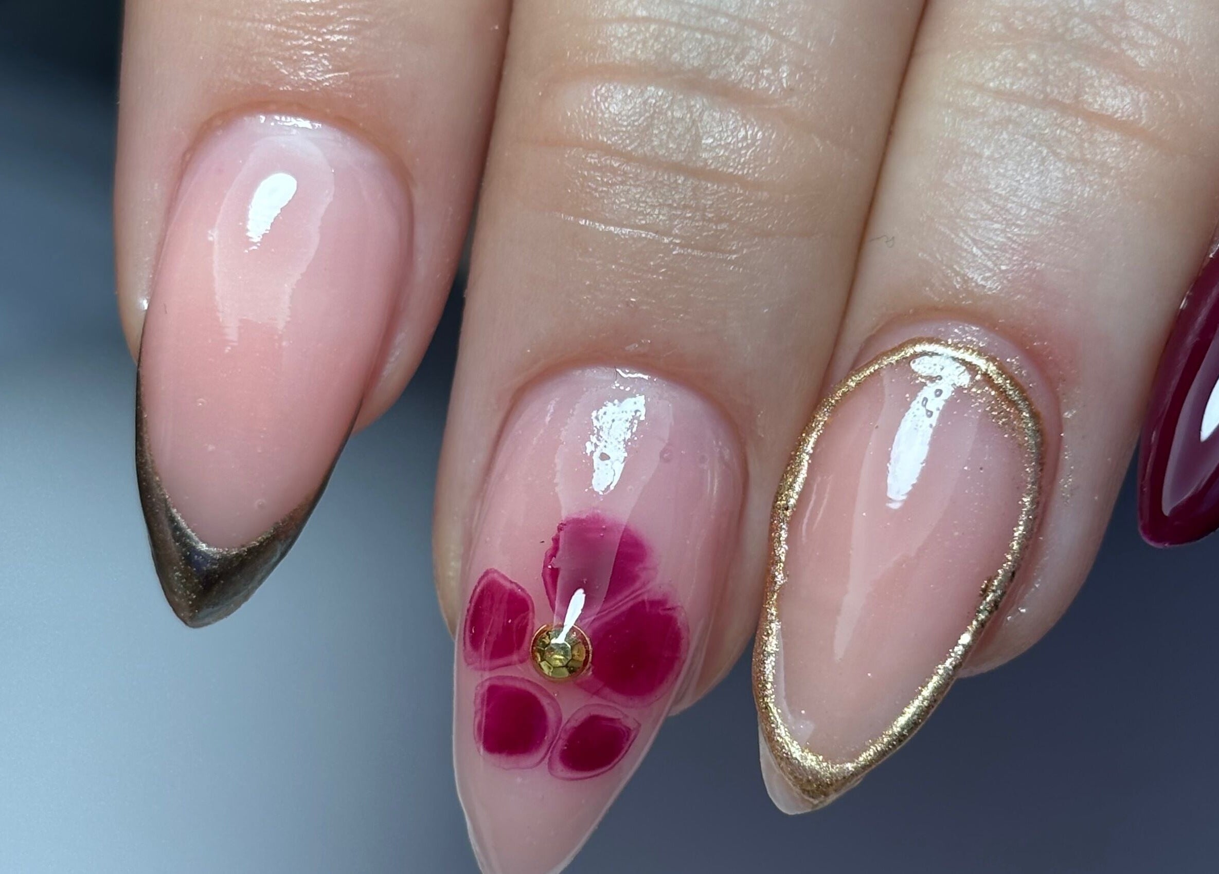 Manucure artistique chez LM BeautyAcademie à Boncourt, Grand Est, FR, avec motifs floraux et accents dorés.