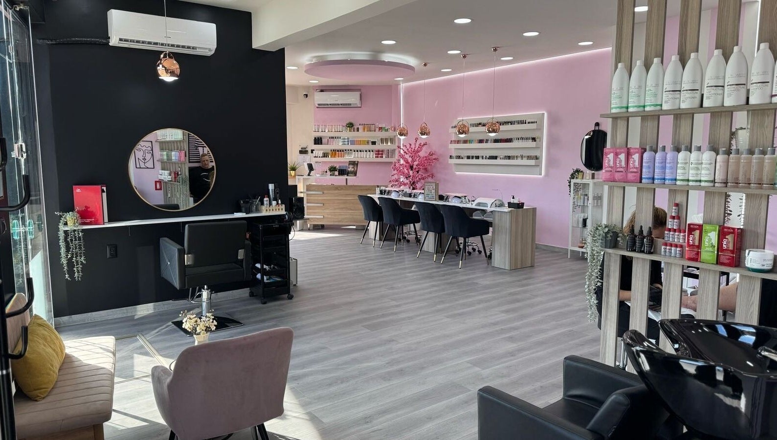 Εσωτερικό Emily's Beauty Salon στην Παιανία, GR με κομψή διακόσμηση και εργαλεία περιποίησης.