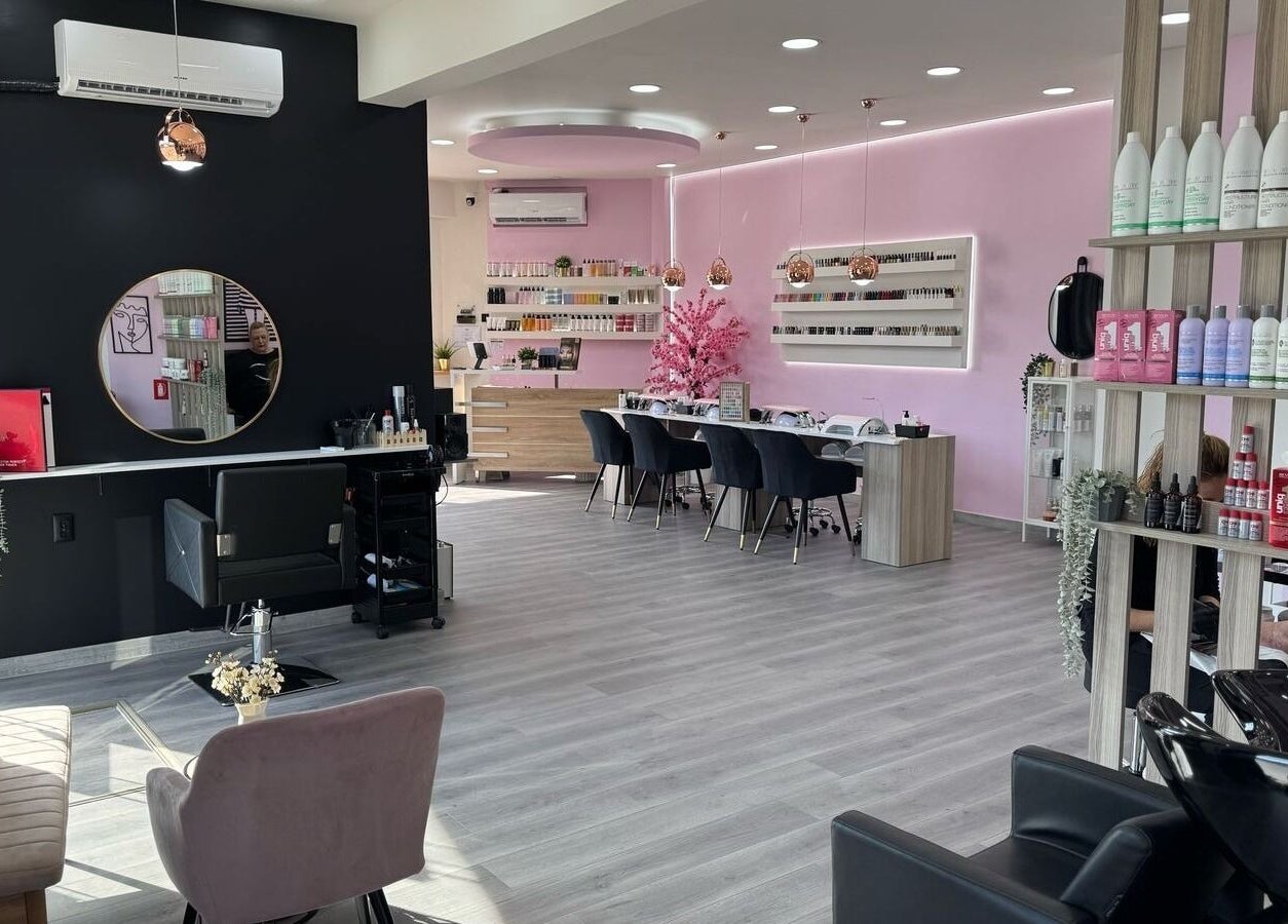 Εσωτερικό Emily's Beauty Salon στην Παιανία, GR με κομψή διακόσμηση και εργαλεία περιποίησης.