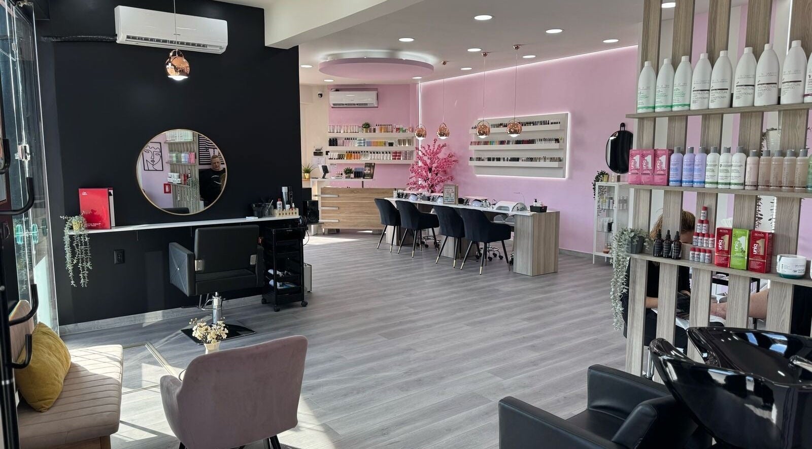Εσωτερικό Emily's Beauty Salon στην Παιανία, GR με κομψή διακόσμηση και εργαλεία περιποίησης.