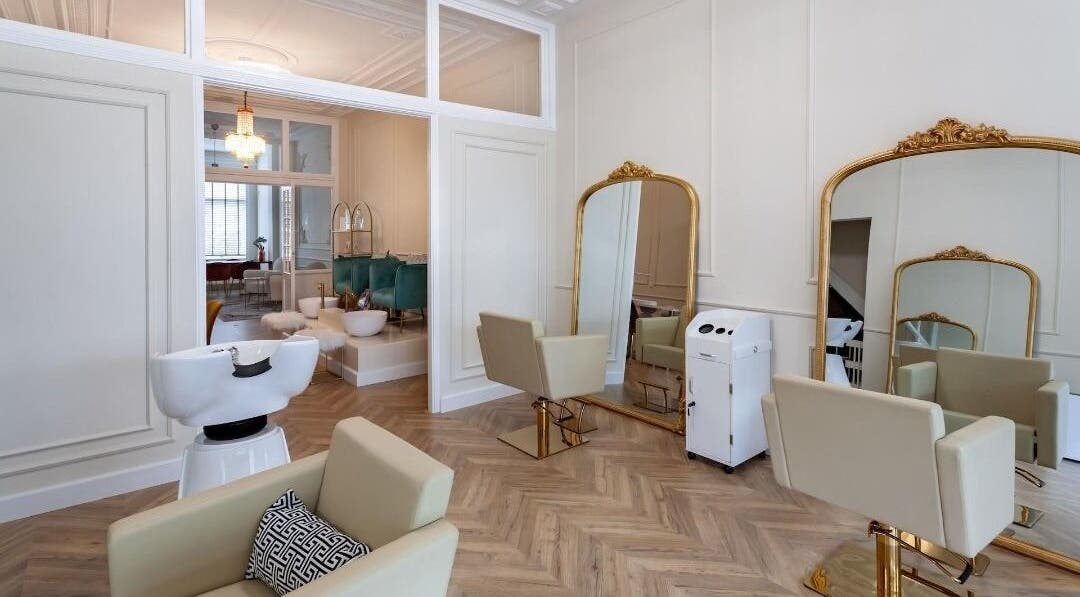 Modern saloninterieur bij Law and Beauty, Den Haag, Zuid-holland, NL met stijlvolle spiegels en chique inrichting.