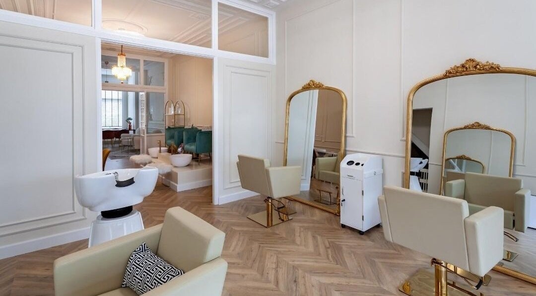 Modern saloninterieur bij Law and Beauty, Den Haag, Zuid-holland, NL met stijlvolle spiegels en chique inrichting.