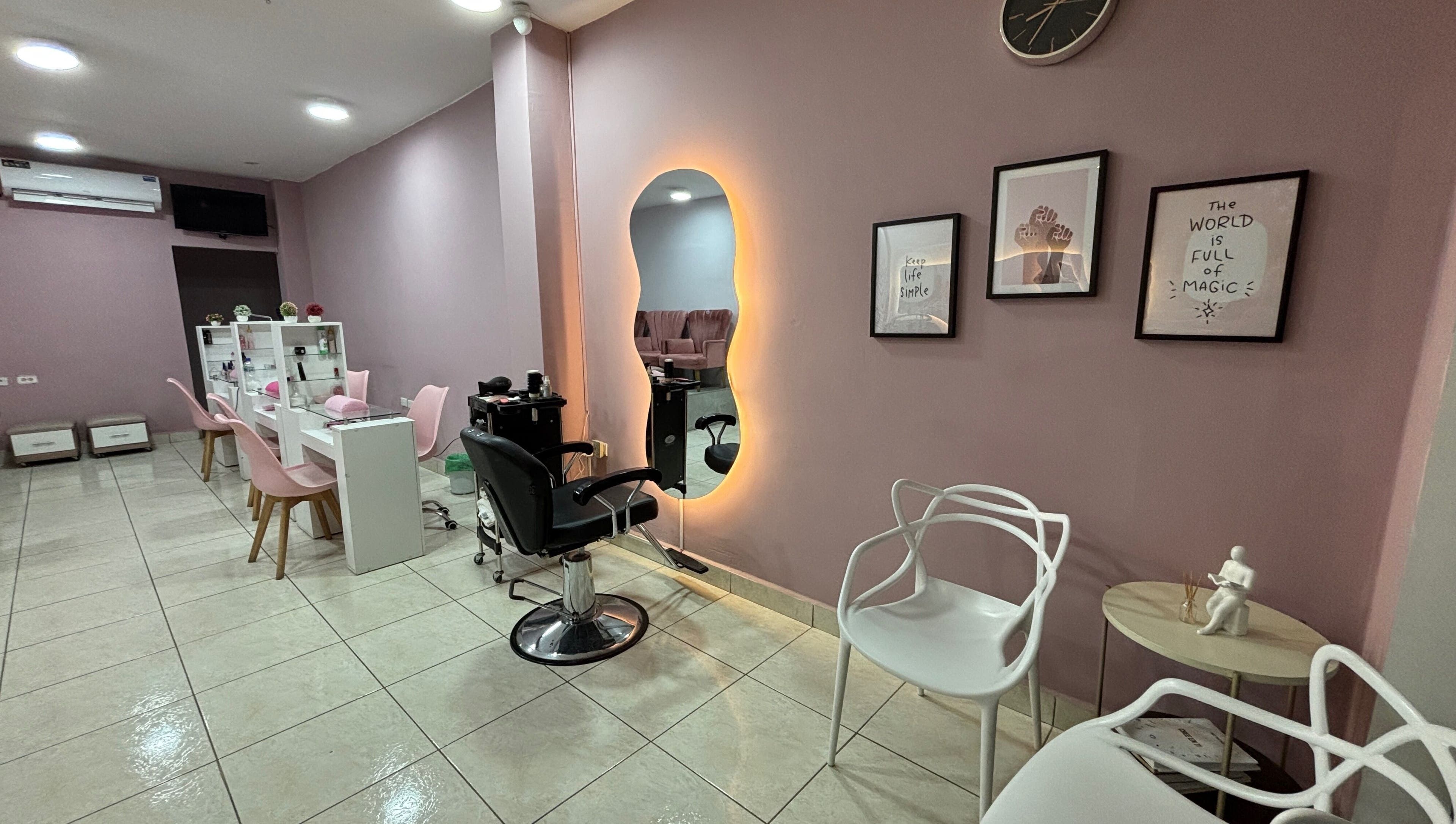 Interior moderno de Mirame Studio, Portoviejo, Manabí, EC con decoración elegante y asientos cómodos.