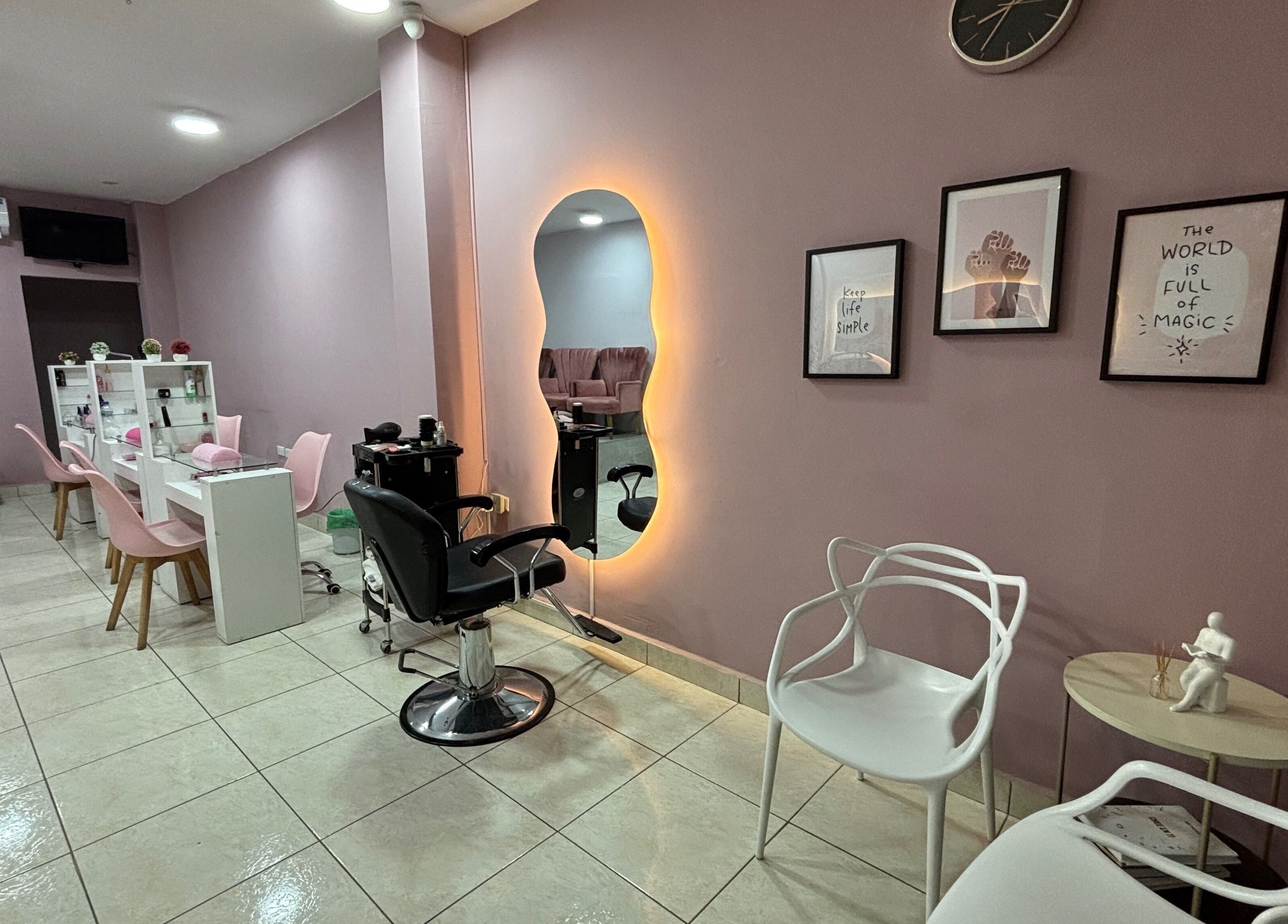 Interior moderno de Mirame Studio, Portoviejo, Manabí, EC con decoración elegante y asientos cómodos.