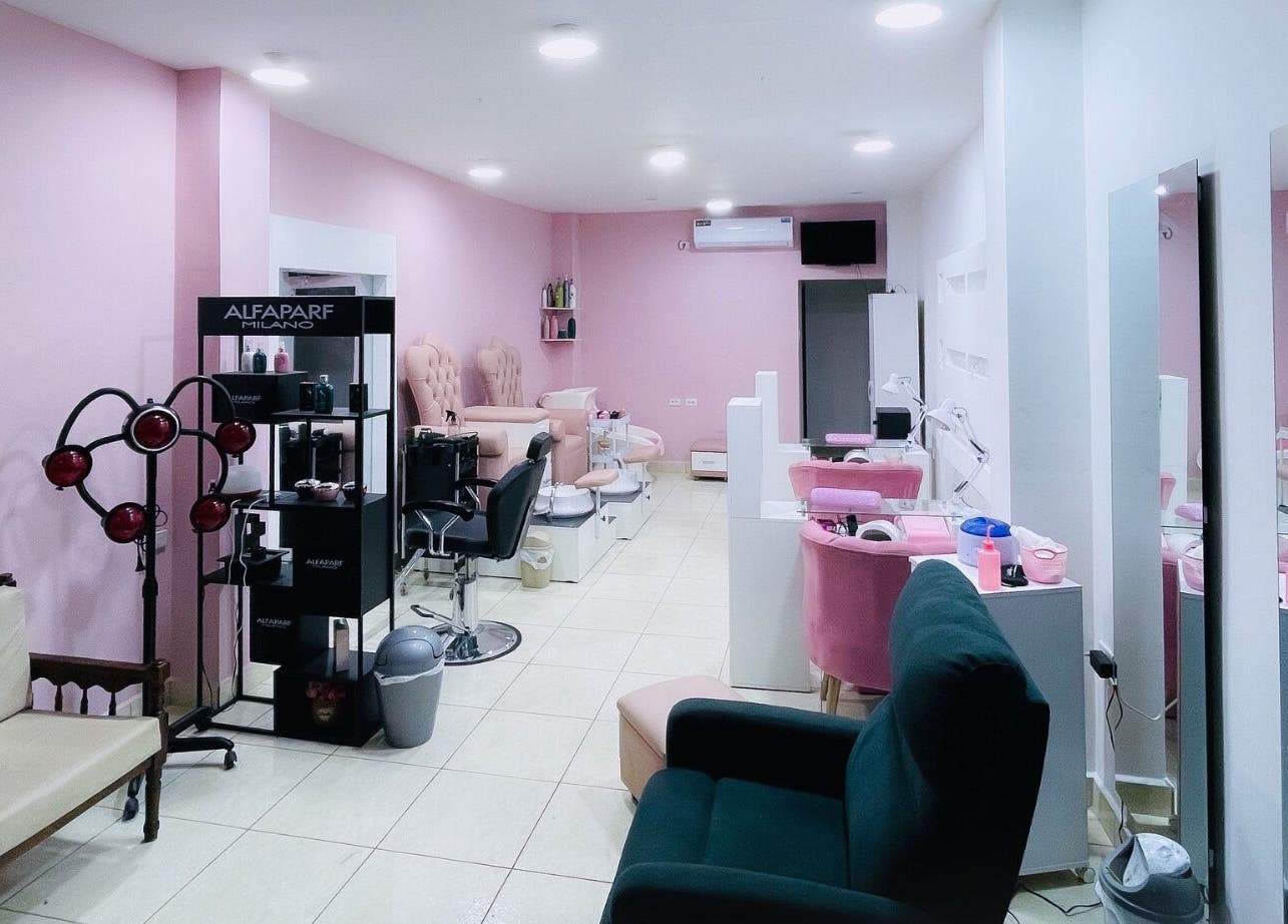 Área de espera y estaciones de belleza en Mirame Studio, elegante salón en Portoviejo, Manabí, EC.