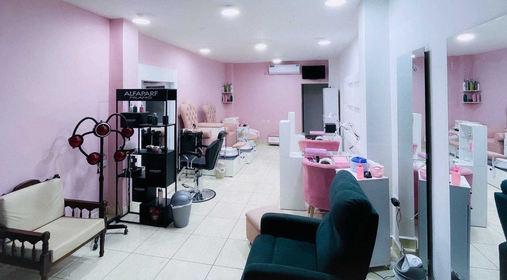 Área de espera y estaciones de belleza en Mirame Studio, elegante salón en Portoviejo, Manabí, EC.